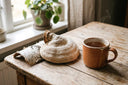 Polypore du bouleau posé sur une table en bois avec écorce de bouleau et infusion